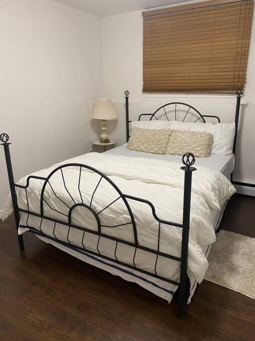 Beautiful Two Bedroom Apartment. YYC Esterno foto