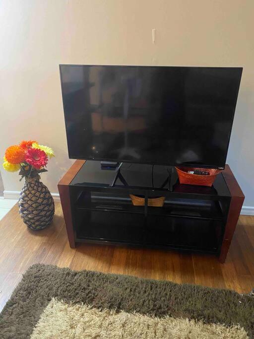 Beautiful Two Bedroom Apartment. YYC Esterno foto
