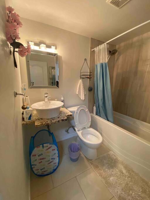 Beautiful Two Bedroom Apartment. YYC Esterno foto