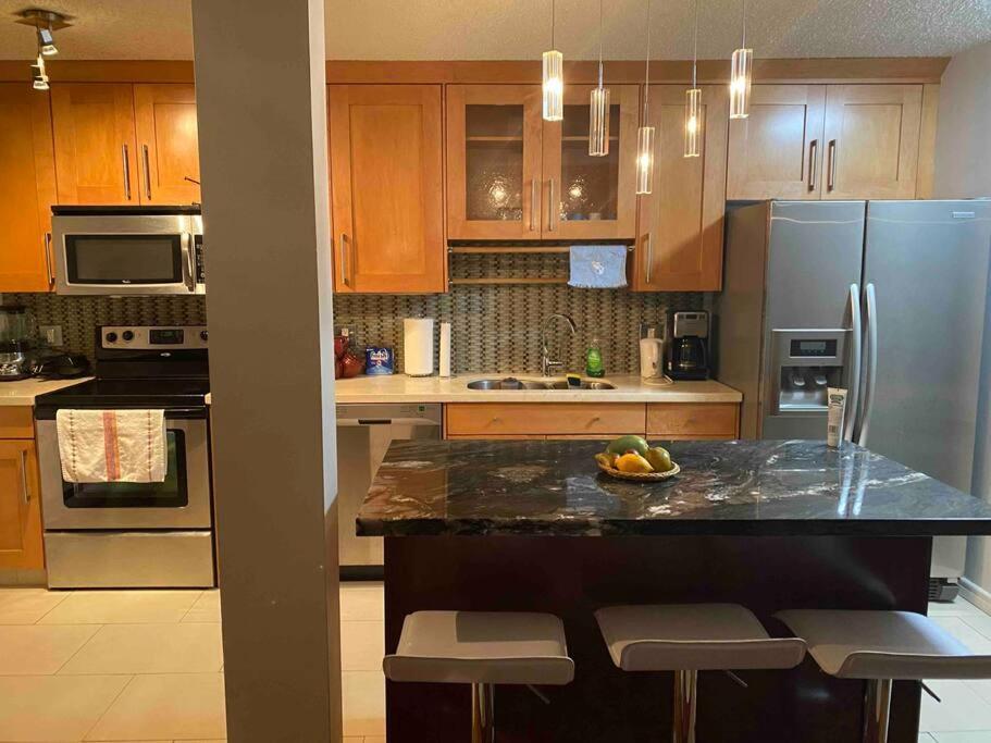 Beautiful Two Bedroom Apartment. YYC Esterno foto